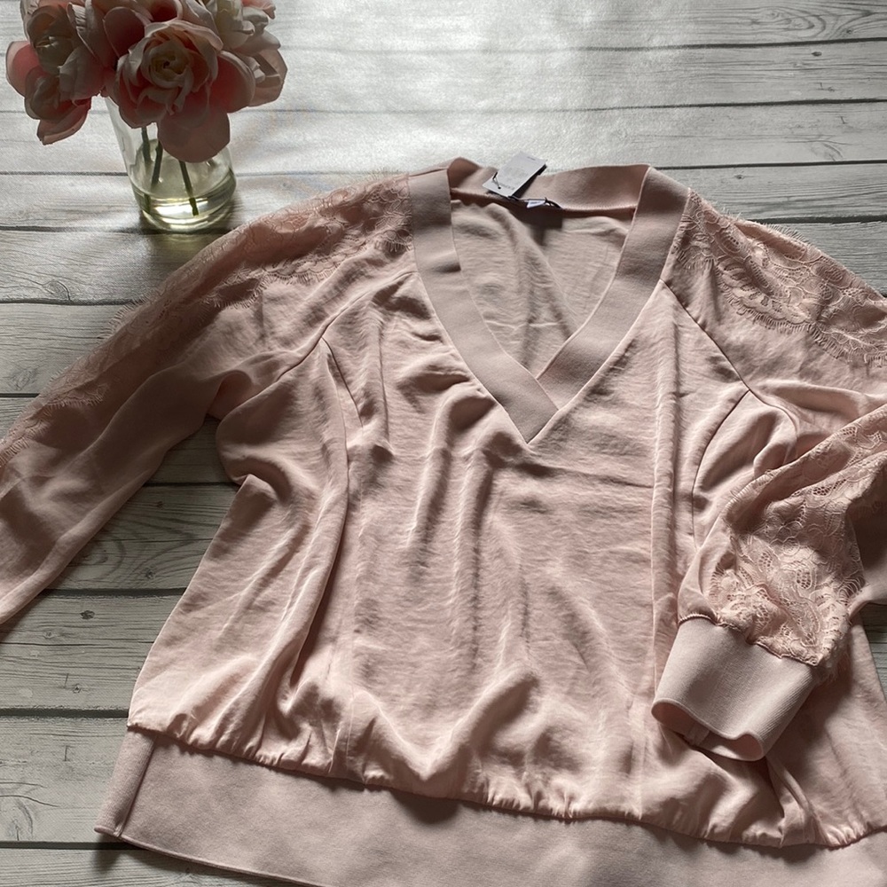 Express Lace Pieced V-Neck Popover in Pale Peony Size Large - Picture 2 of 9